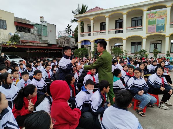 Tuyên truyền, phổ biển kiến thức, kỹ năng về phòng cháy chữa cháy cho trên 1.000 học sinh và giáo viên